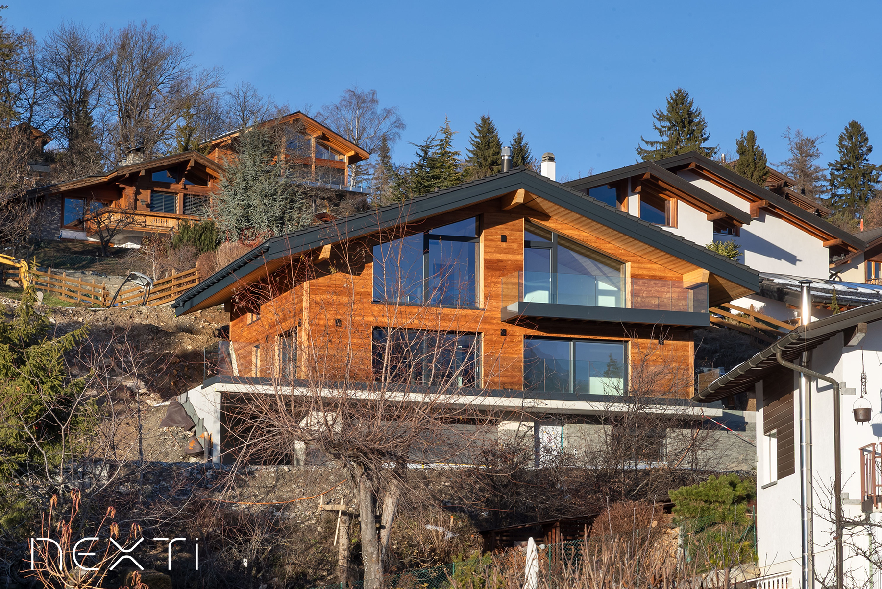 Le chalet D d'Arolla achevé, dans la pente au-dessus de Lens