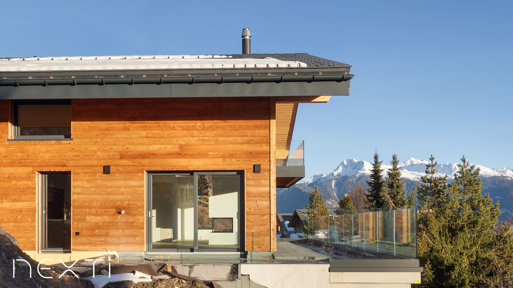 Façade en bois du chalet D face aux Alpes valaisannes