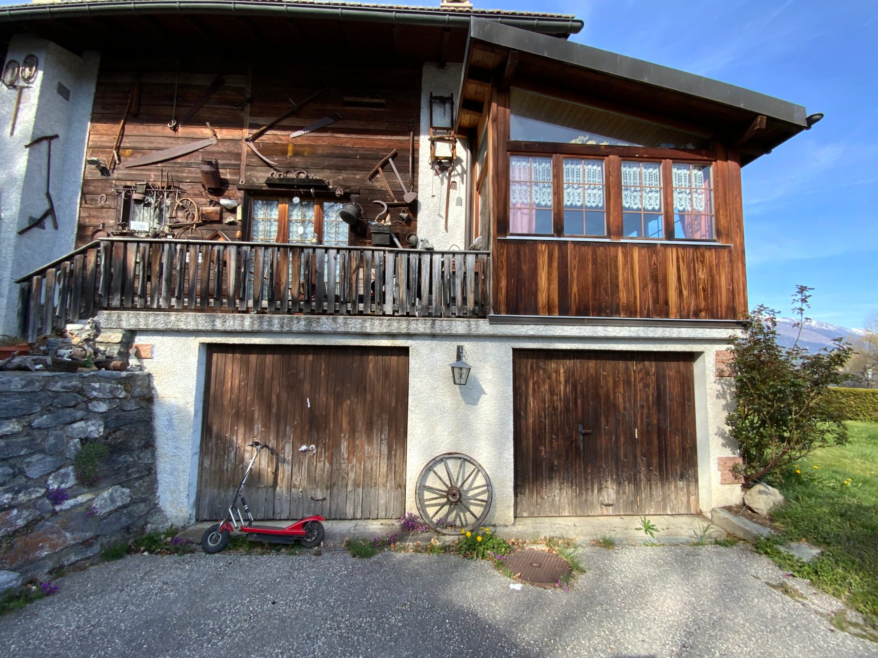 Le chalet La Serpentine aujourd'hui, entrée et garages existants