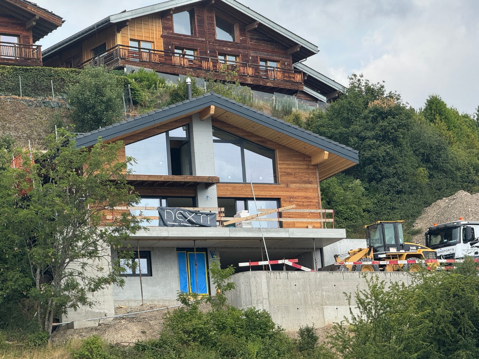 Chalets à Lens – Chalet A d'Arolla en construction, façade bois posée, juillet 2026
