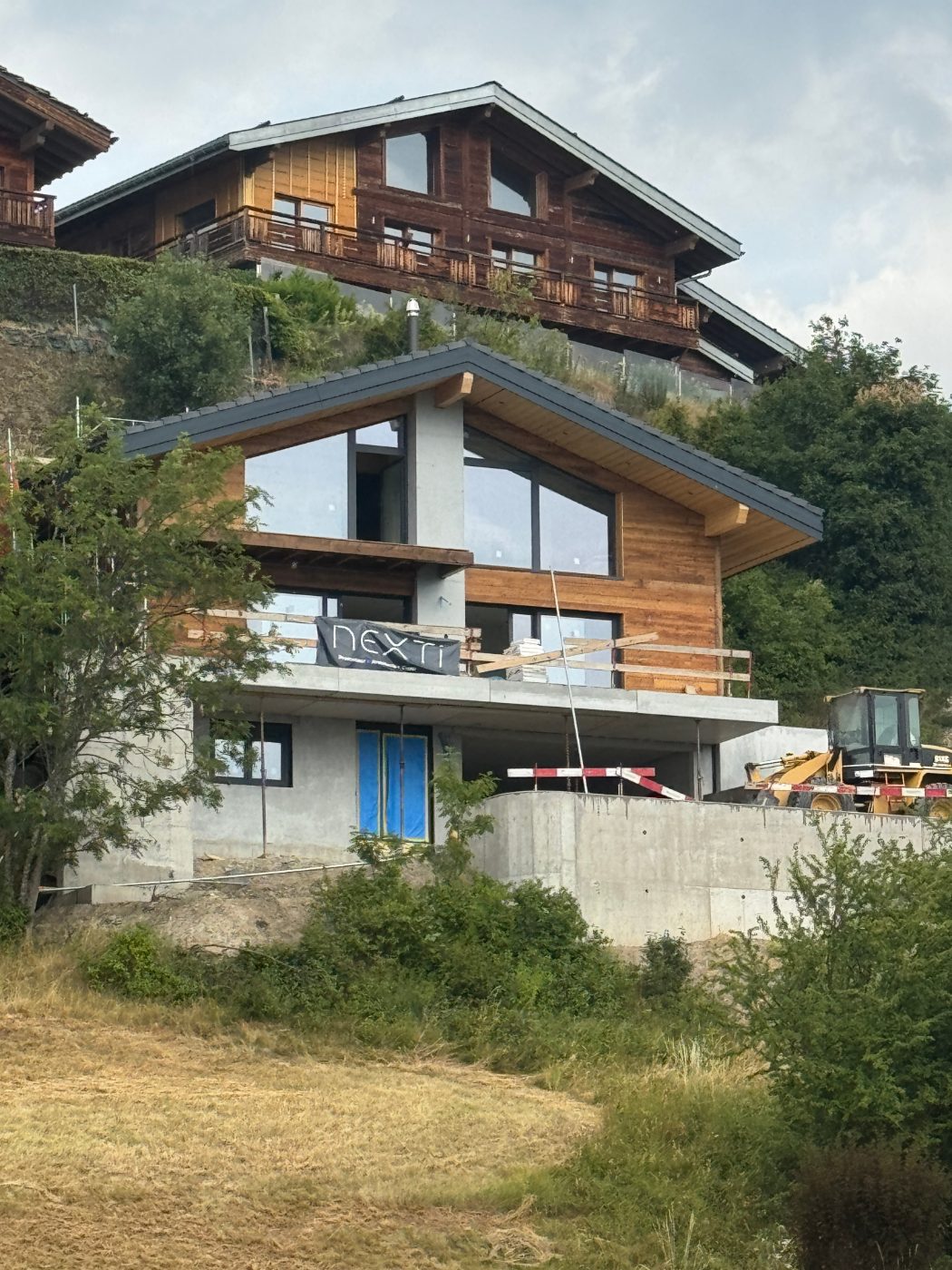 Chalet A d'Arolla, vue de la façade et des grandes baies vitrées