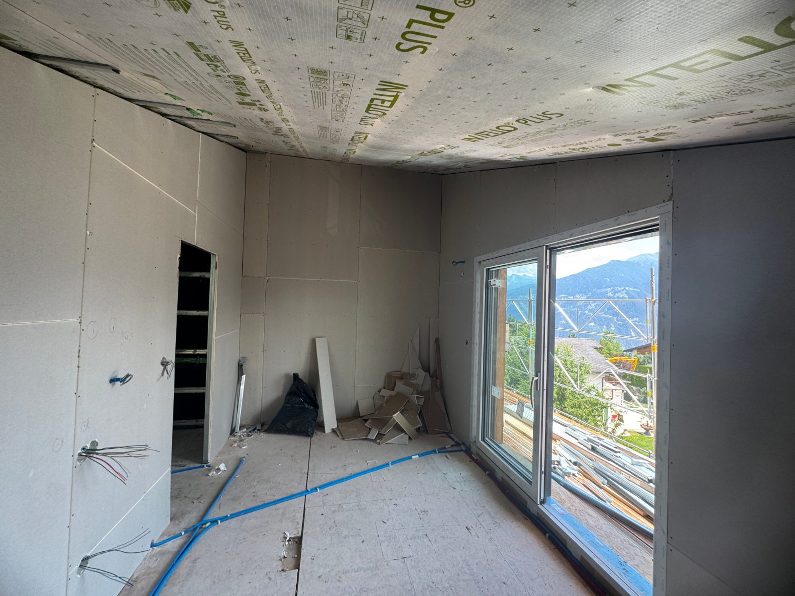 Chambre du chalet A en cours de finition, ouverture sur la vallée