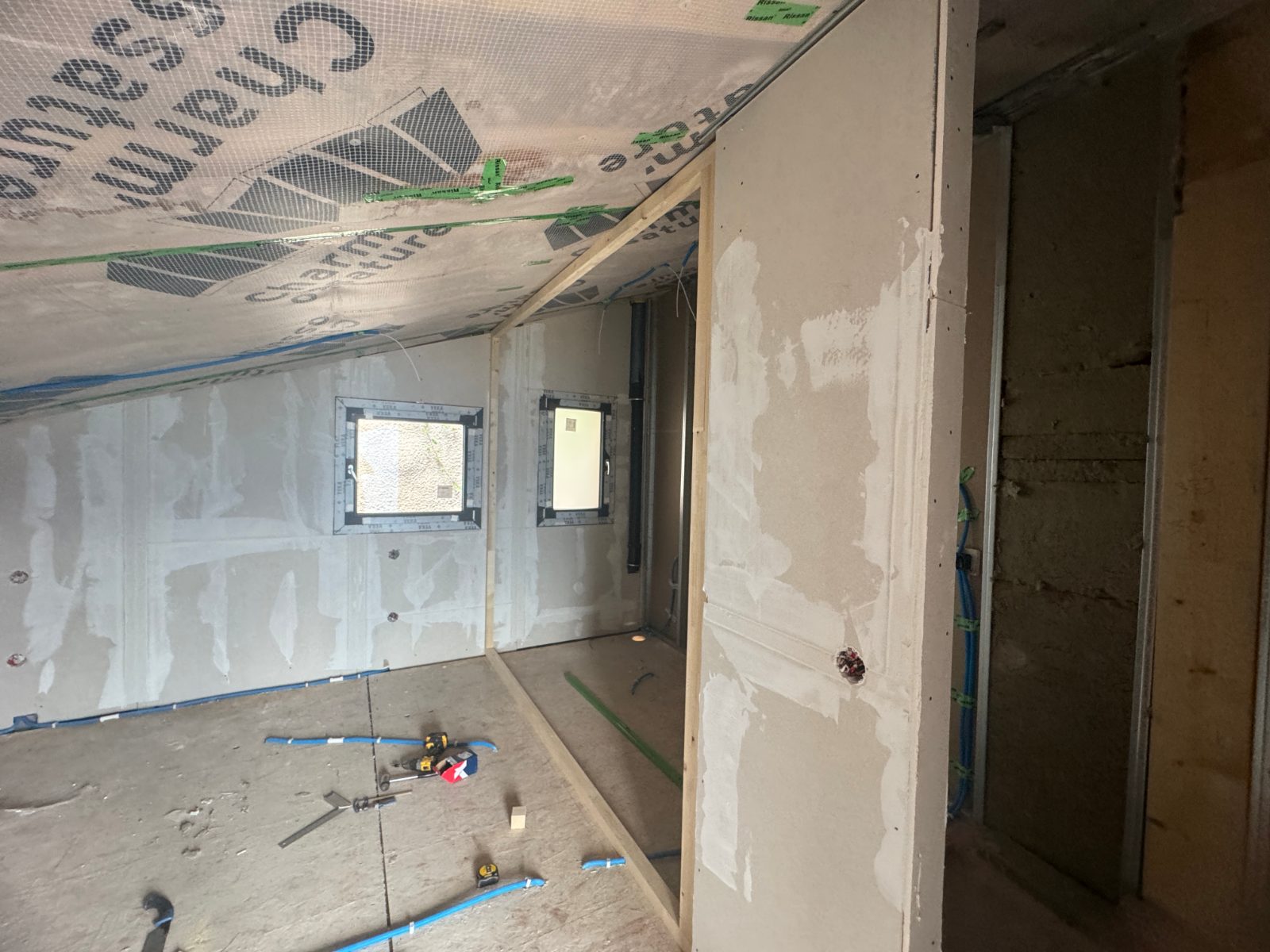 Pièce du chalet A après la pose des plaques de plâtre