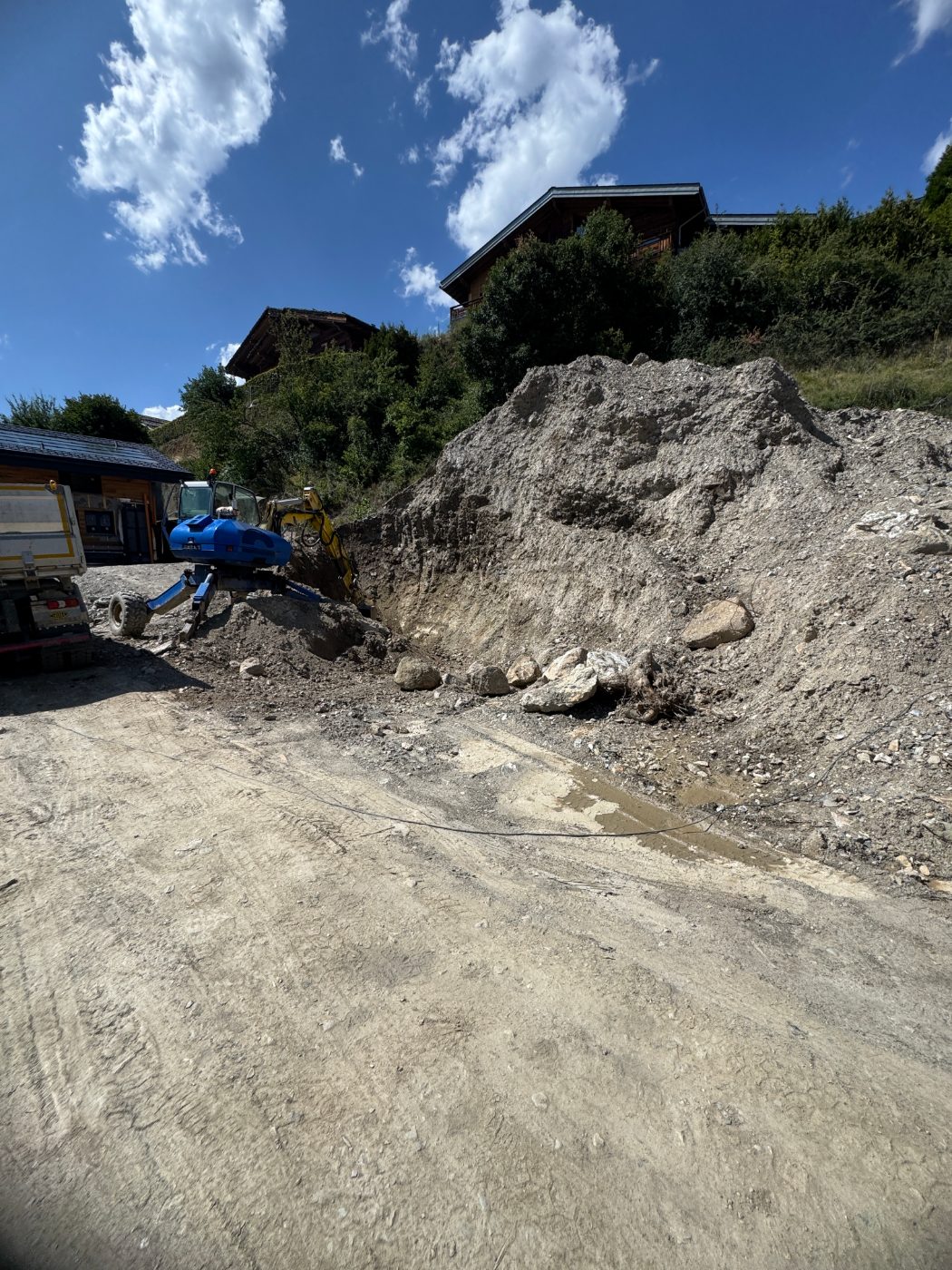 Travaux de terrassement en cours sur le chalet B d'Arolla