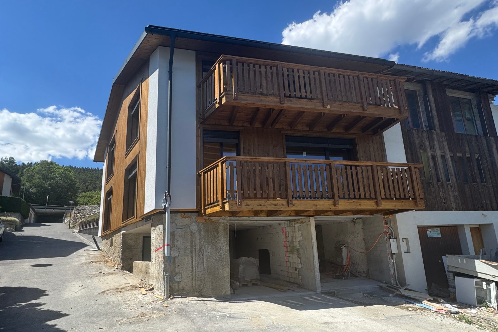 La Bergère après transformation, façade sur rue à Montana-Village
