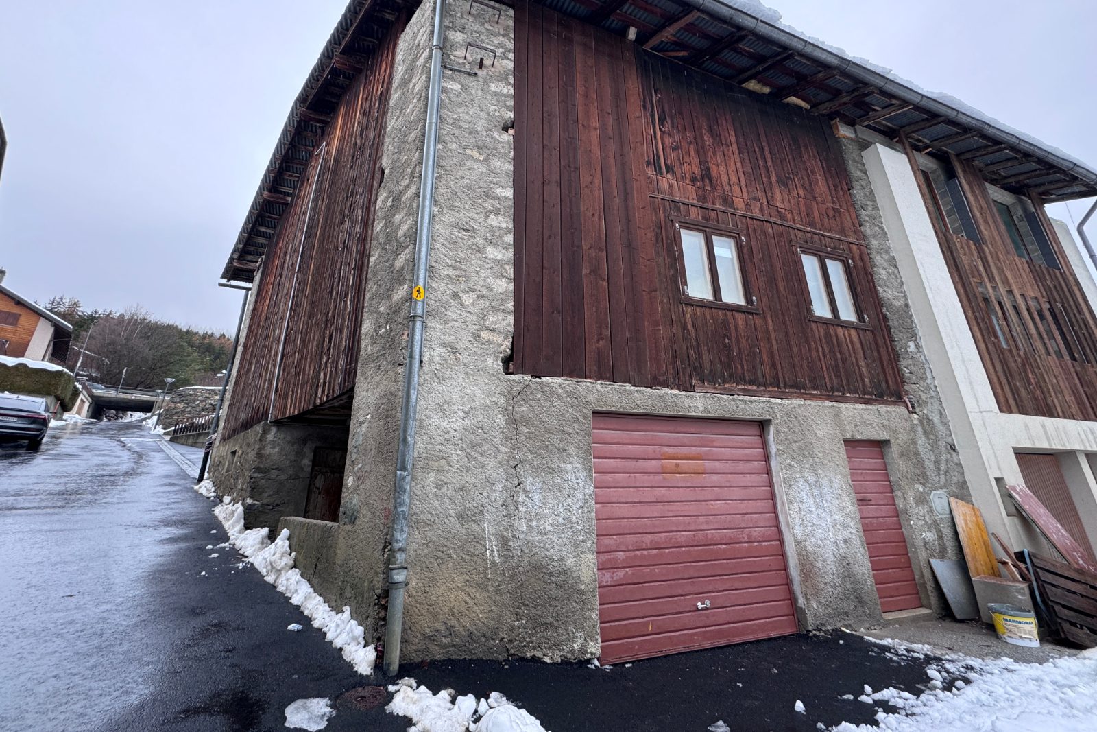 Appartements à Montana Village – L'ancienne grange de La Bergère vue depuis la rue, avant les travaux