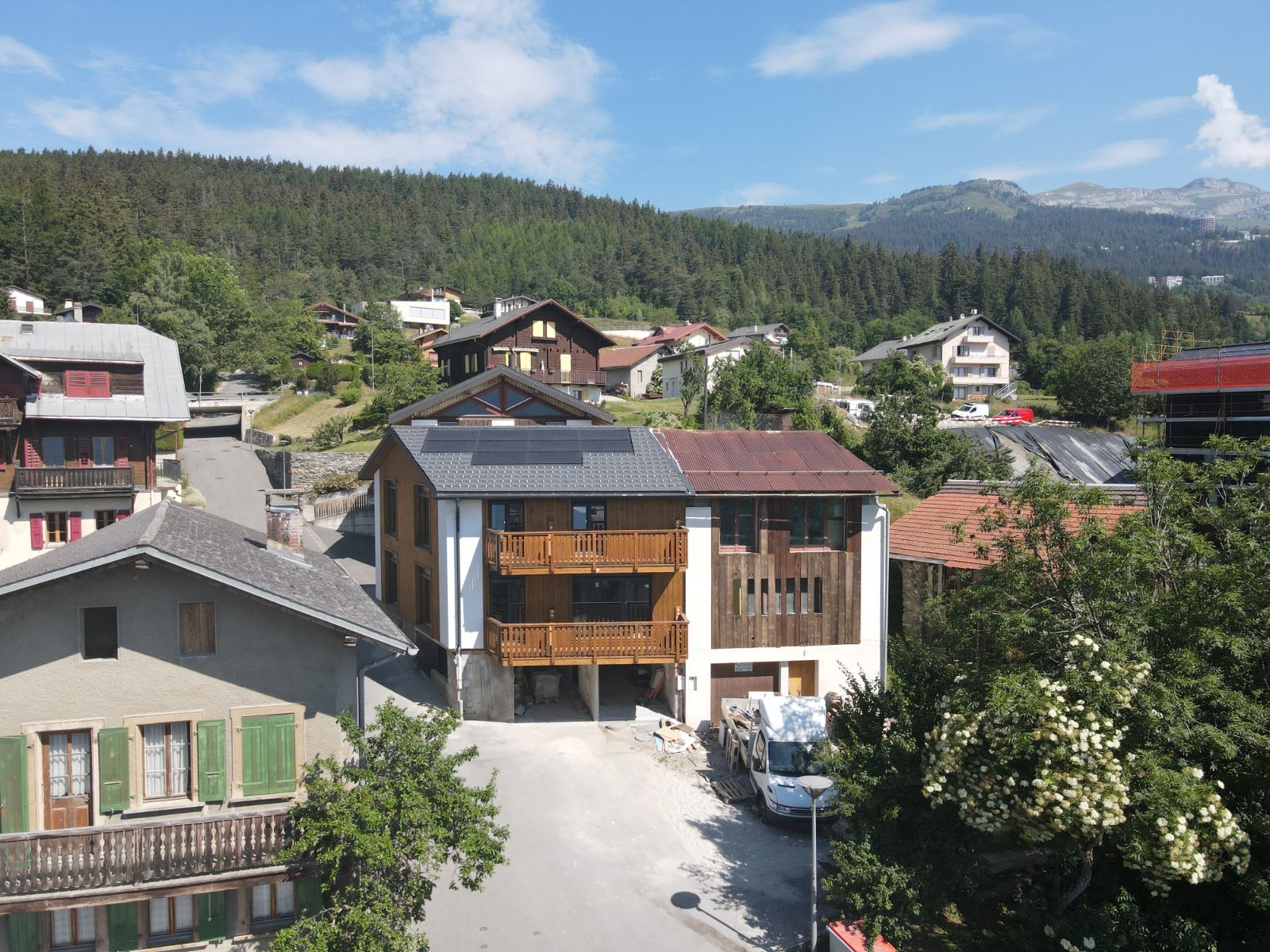 Vue aérienne de La Bergère transformée dans le village de Montana