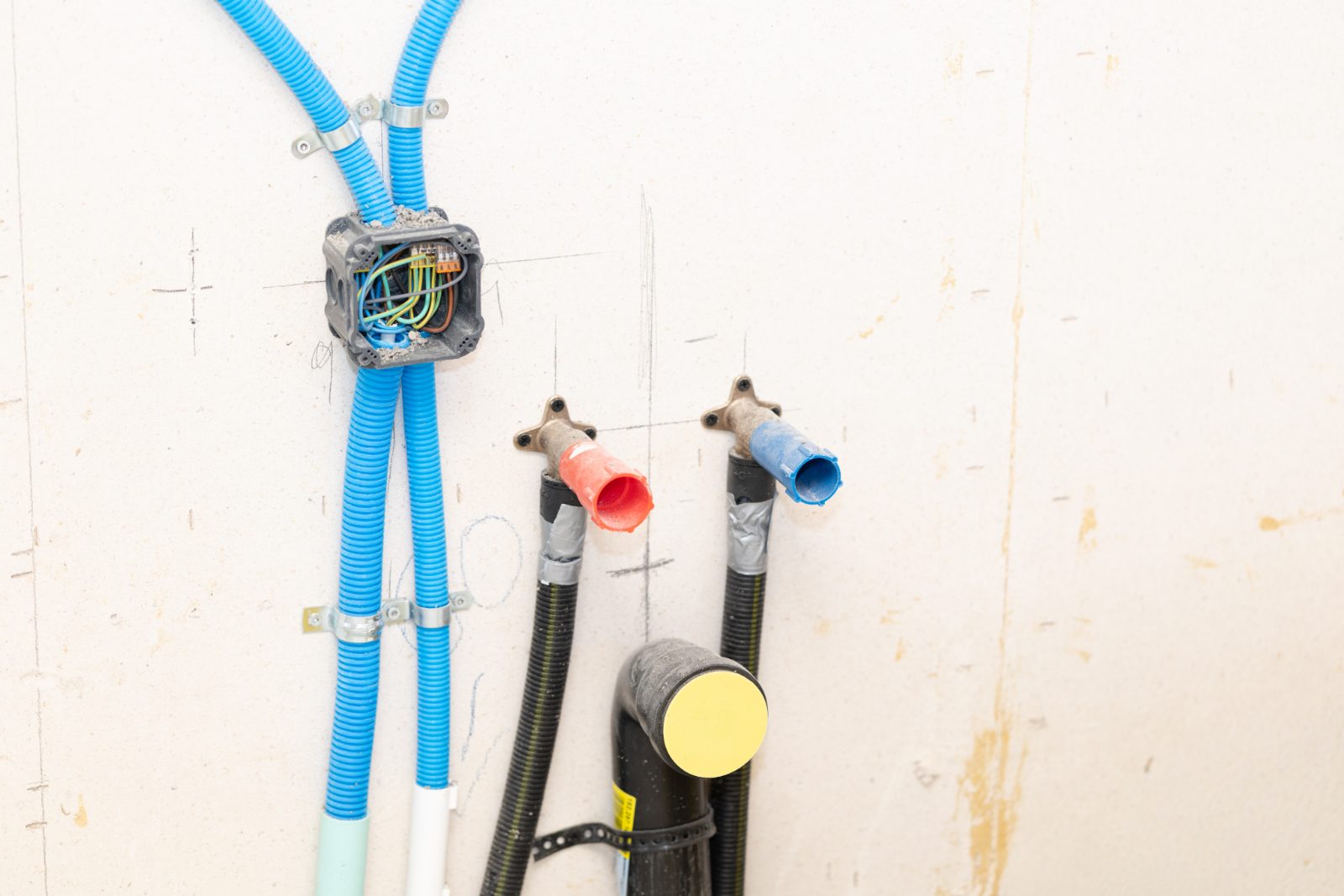Réseaux électriques et sanitaires encastrés avant la pose des cloisons, La Bergère