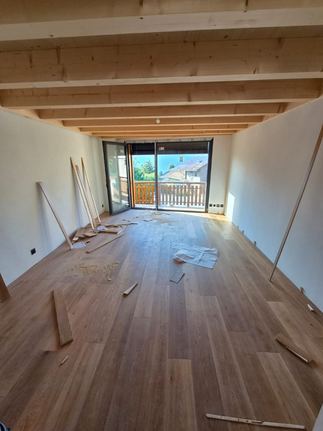 Pose du parquet en chêne dans le séjour de La Bergère