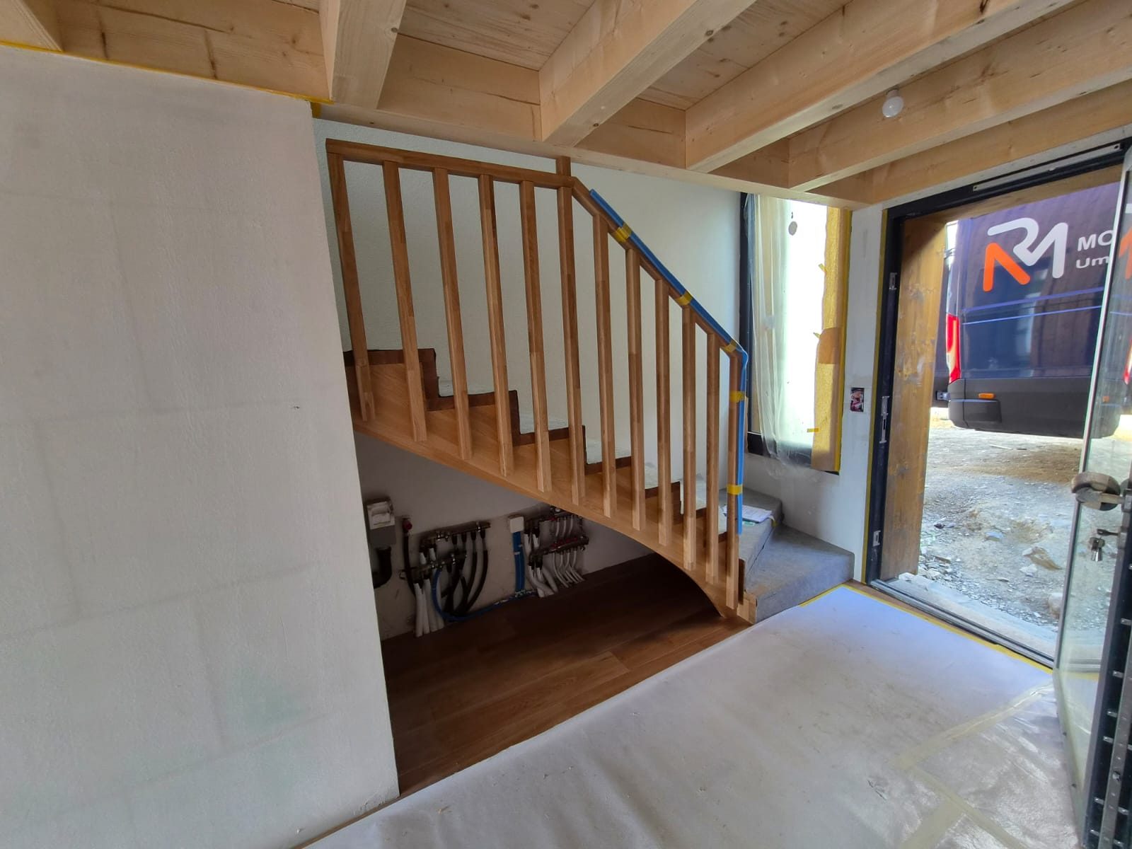 Escalier en bois massif posé entre les deux niveaux de La Bergère