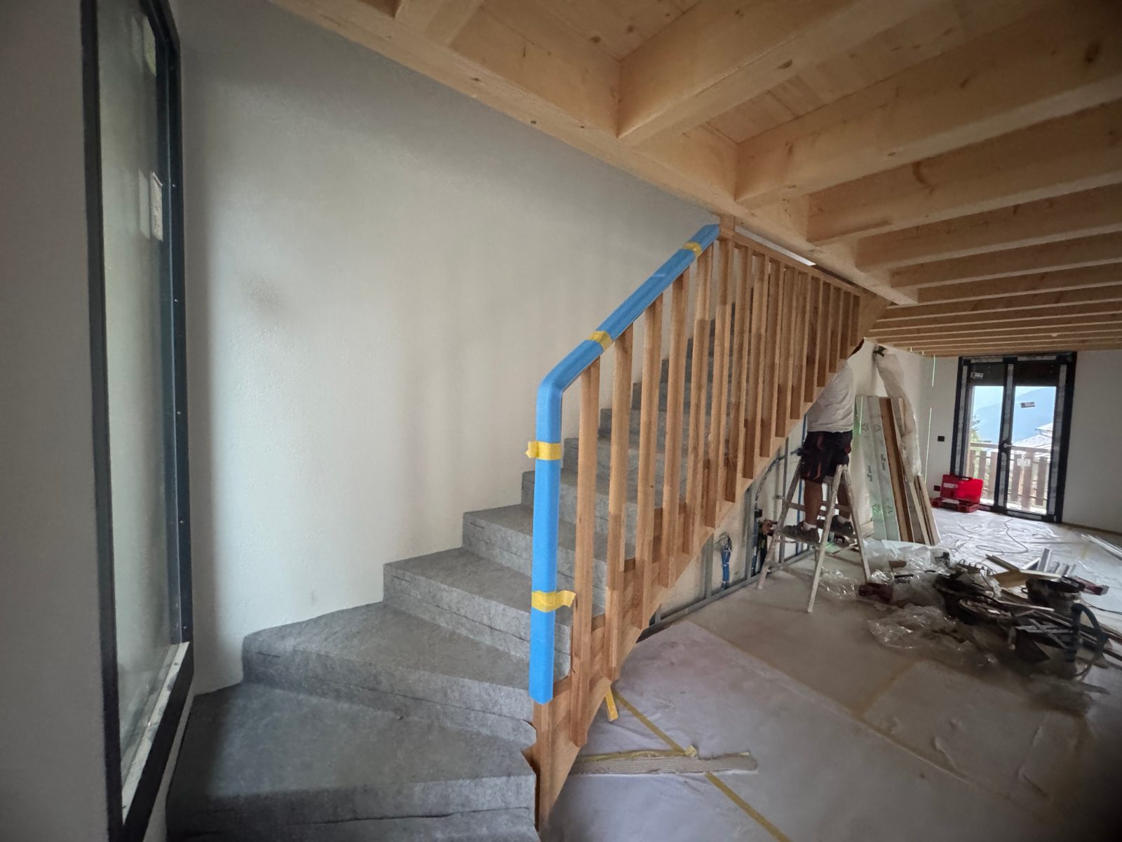 Escalier en béton et charpente en épicéa apparente, chantier de La Bergère