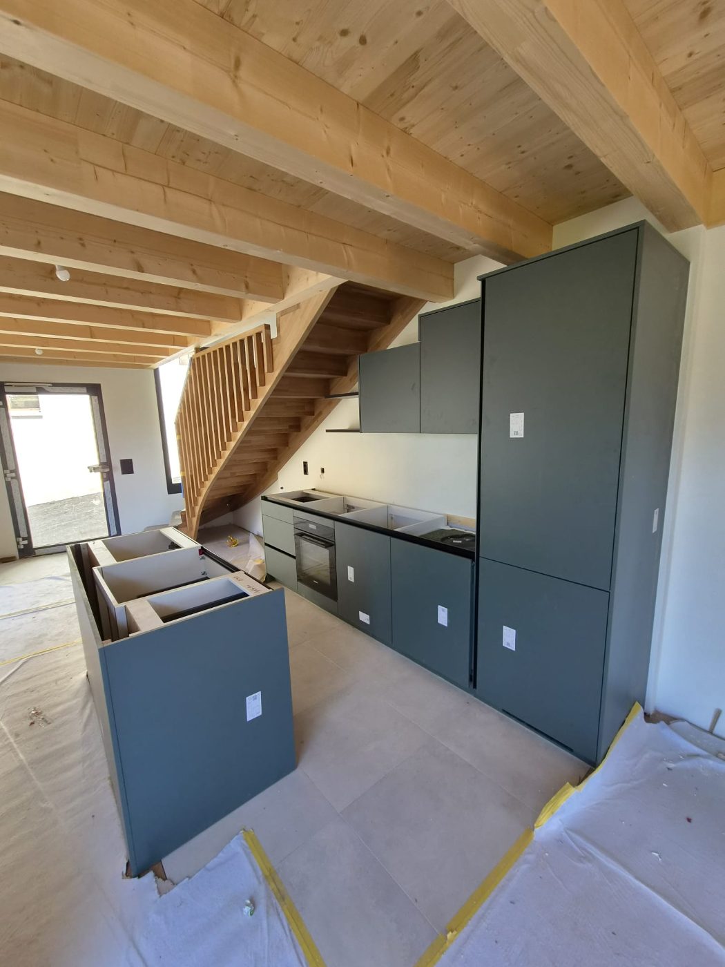 Cuisine installée sous l'escalier en bois de La Bergère