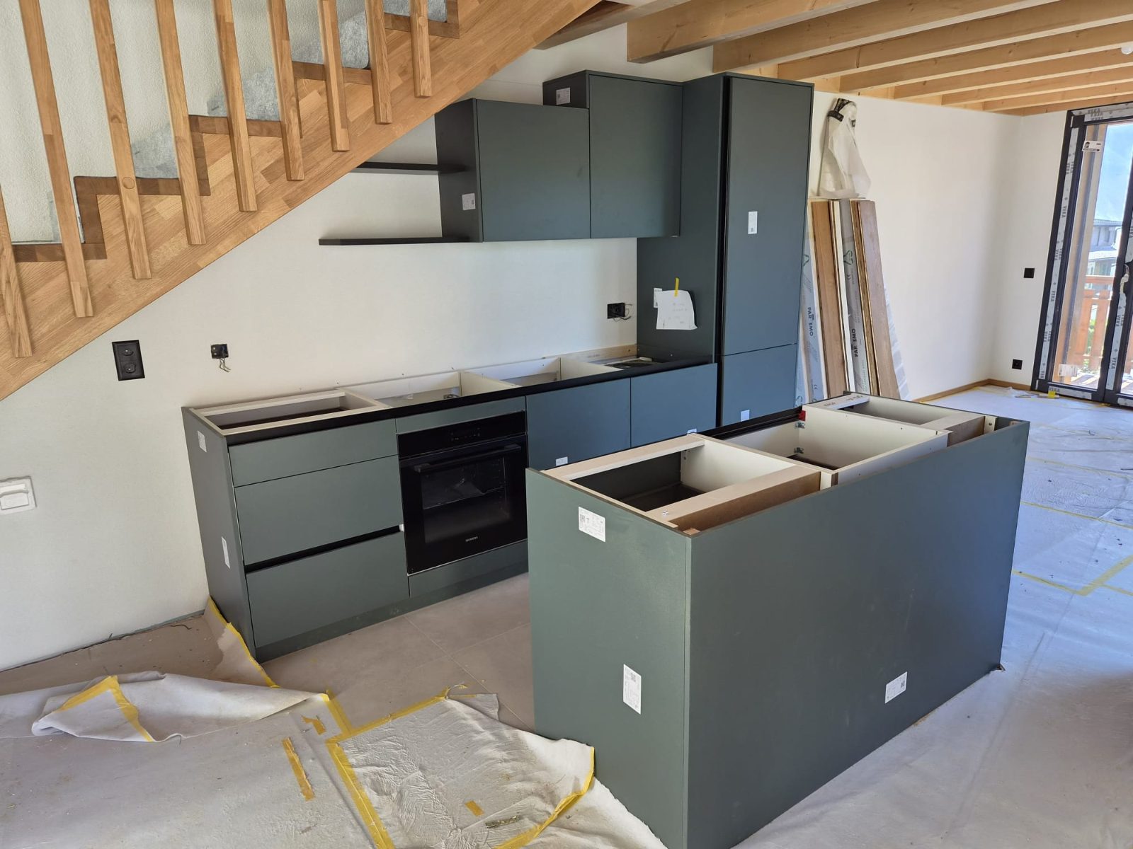 Cuisine et îlot central installés dans le séjour de La Bergère