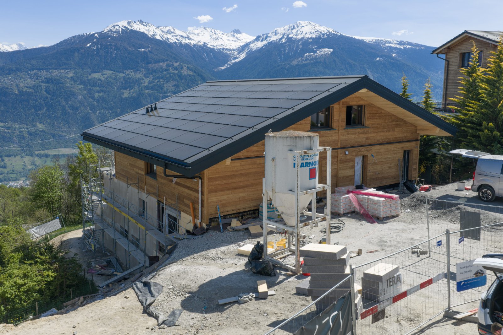 Vue extérieure de l'immeuble Monte Rosa face aux montagnes, chantier avril 2026