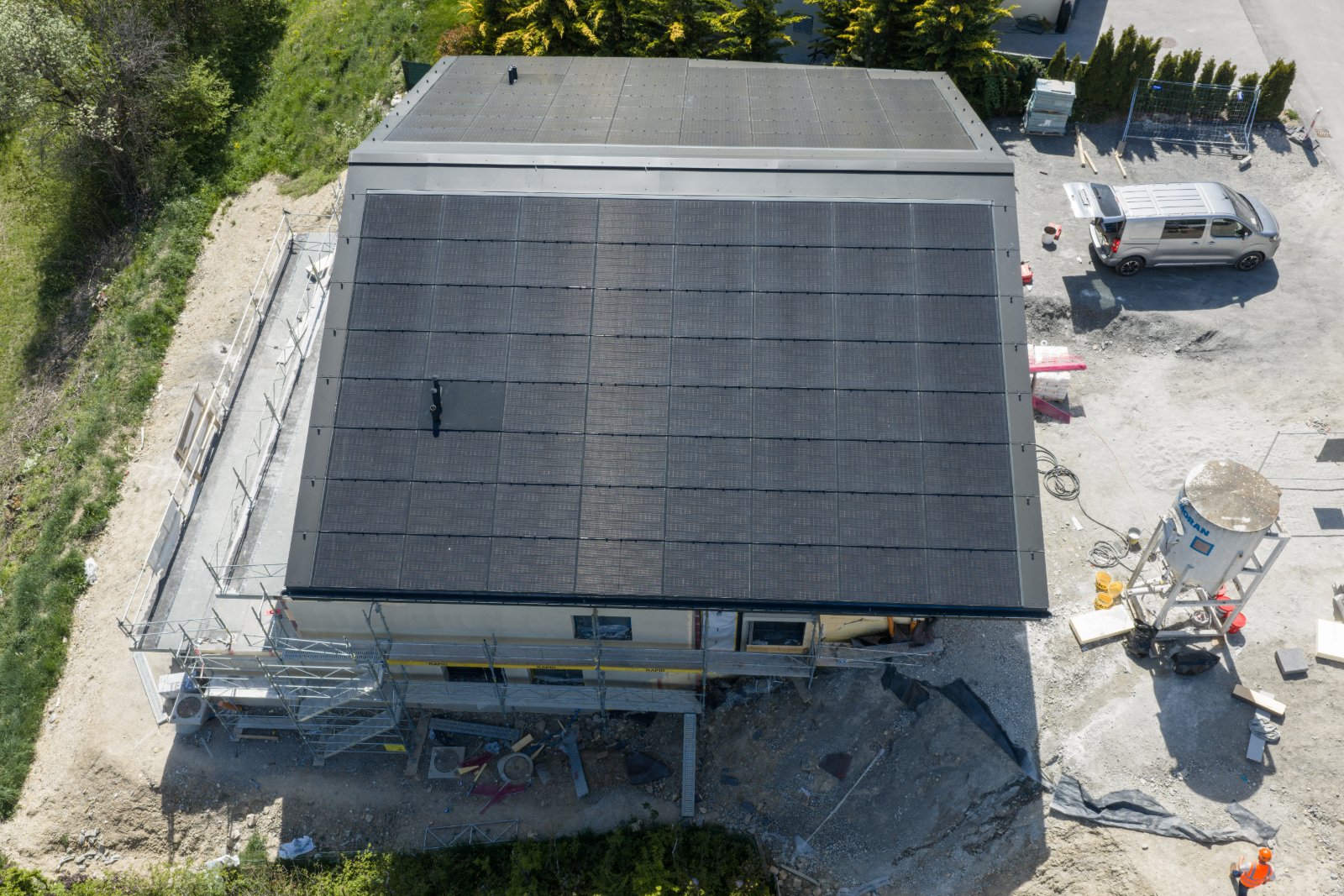 Toiture photovoltaïque de l'immeuble Monte Rosa vue par drone, avril 2026