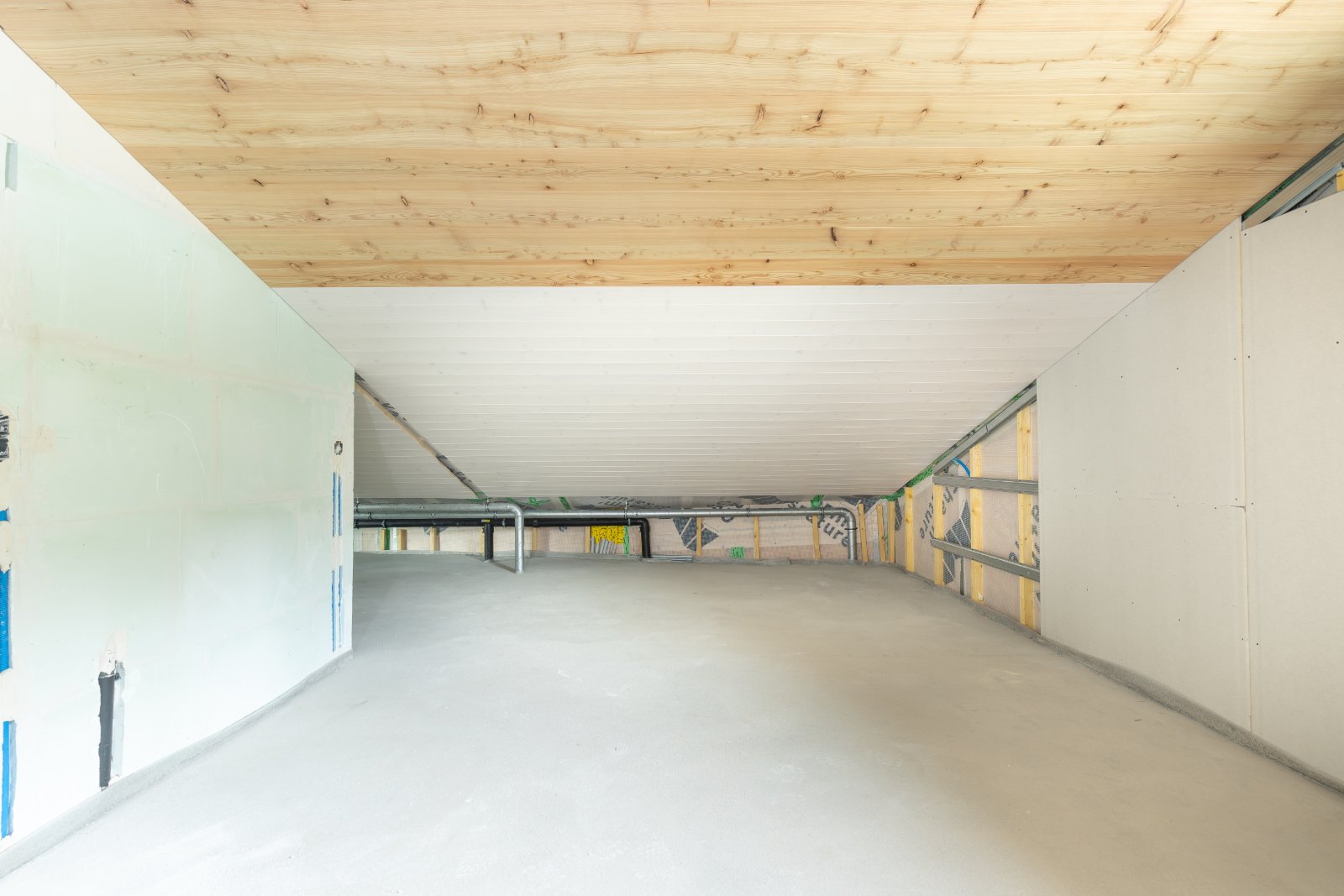 Grand volume intérieur avec plafond en bois, chantier Monte Rosa avril 2026