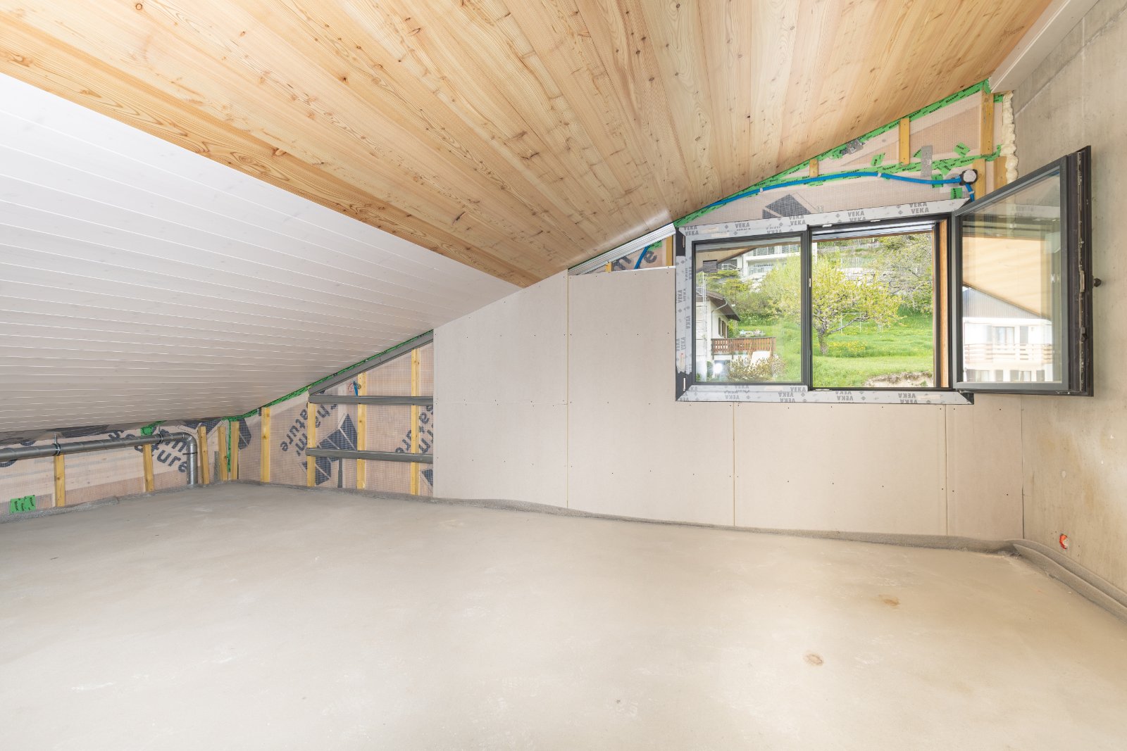 Pièce avec plafond en bois et fenêtre, chantier Monte Rosa avril 2026