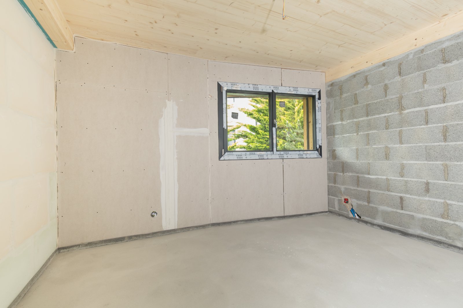 Intérieur en cours de finition avec ouverture sur l'extérieur, Monte Rosa avril 2026